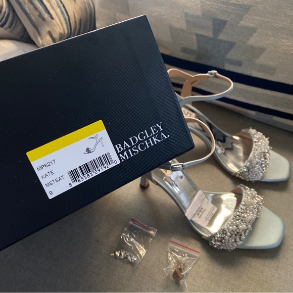 Badgley Mischka kate mist blue crystals pearls wedding bridal sandals 9M NWT - Picture 8 of 10